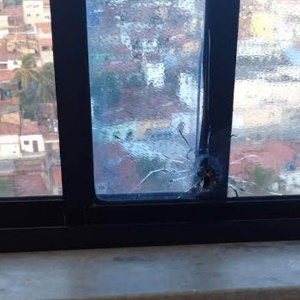 Os vidros da janela da área de serviço e da porta da cozinha ficaram estilhaçados