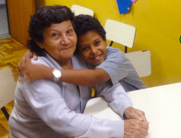 Maria das Mercês Silva, 66, voltou a estudar para ajudar no neto nas lições de casa