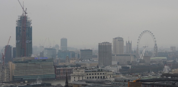 Edifícios no centro de Londres ficam encobertos por camada de poluição