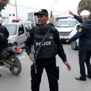 Policiais montam guarda do lado de fora do Museu do Bardo, em Túnis, durante cerimônia que marcaria a reabertura do local
