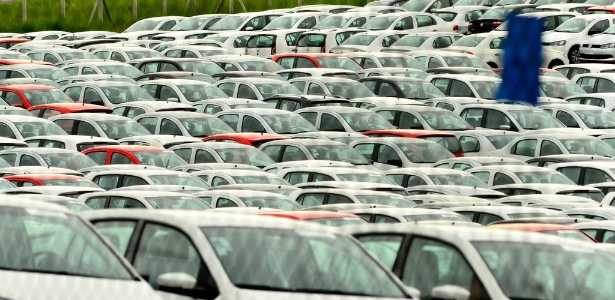 Nem as constantes férias coletivas cedidas pela Volkswagen desafoga o pátio da fábrica de Taubaté (SP), que continua lotado de veículos produzidos nos úlimos meses