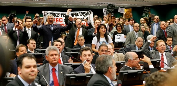 Deputados e manifestantes comemoram aprovação da proposta