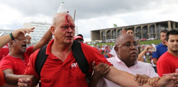 Manifestante fica ferido durante protesto organizado por CUT (Central Única dos Trabalhadores), UNE (União Nacional dos Estudantes) e MST (Movimento dos Trabalhadores Rurais Sem Terra) nesta terça-feira (7), em Brasília