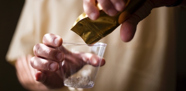 Mark Phillips mostra vodka em pó dentro de copo; empresário enfrenta resistência