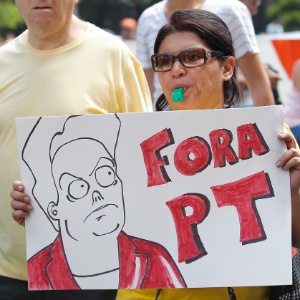 Manifestante segura cartaz com dizeres "Fora PT" durante protesto contra o governo da presidente Dilma no último dia 12