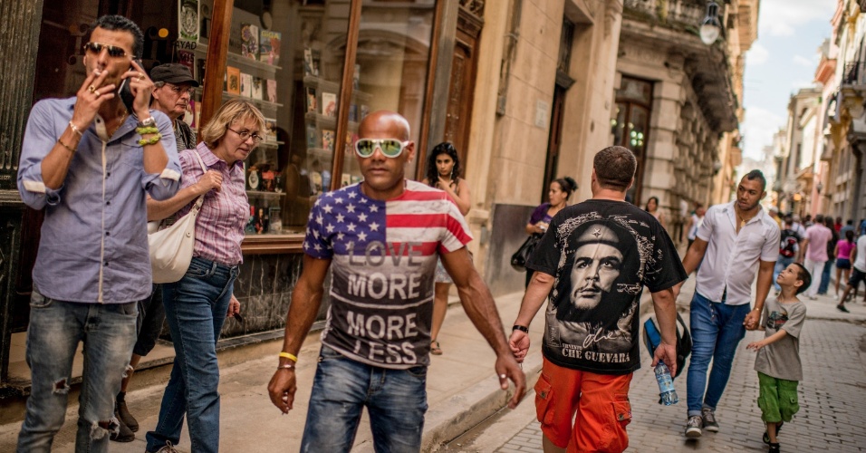 Resultado de imagem para cubanos con camiseta americana