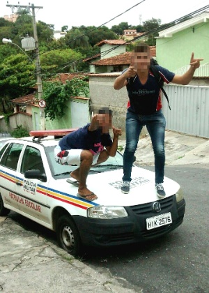 Jovens em cima de carro da polícia, em Minas Gerais