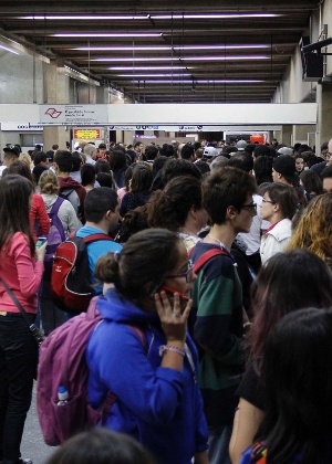 Usuários do metrô enfrentam fila para embarcar na Estação Ana Rosa, em SP