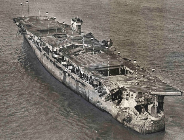 Imagem aérea mostra o porta-aviões da 2ª Guerra USS Independence ancorado na baía de San Francisco, na Califórnia, em janeiro de 1951