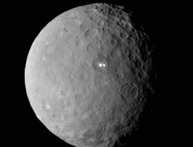JPL-Caltech/UCLA/MPS/DLR/IDA/NASA Imagem divulgada pela Nasa (agência espacial americana) registra pontos luminosos no planeta anão Ceres, em fotos feitas pela sonda Dawn
