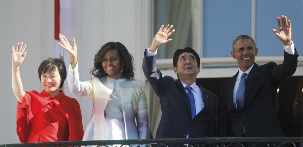 Obama e o primeiro-ministro japonês, Shinzo Abe, ao lado das respectivas mulheres Michelle e Akie