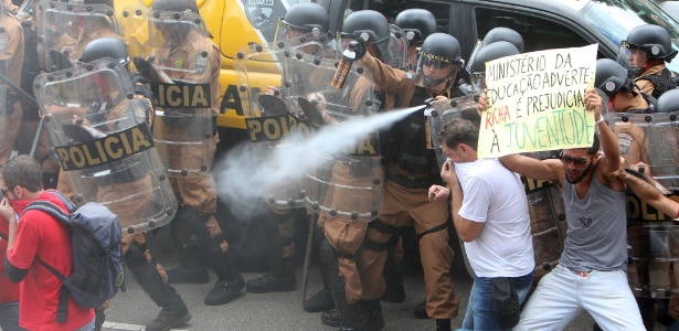 28.abr.2015 - Policiais usam gás contra professores da rede estadual do PR em greve. Eles protestam contra o projeto de lei que promove mudanças no Regime da Previdência Social