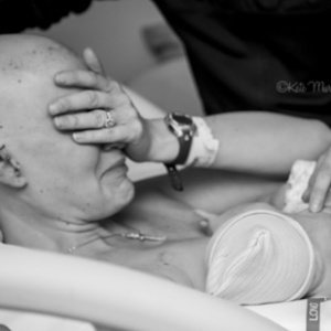 A fotógrafa Kate Murray se tornou assunto na internet após fotografar e publicar a imagem de uma mãe, que lutou contra o câncer de mama durante a gravidez e teve um dos seios removidos, amamentando o filho pela primeira vez