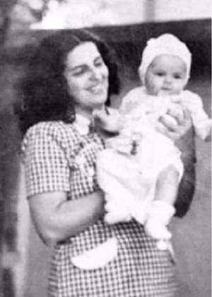 Presidente Dilma publicou foto de quando ainda era criança, segurada por sua mãe, Dilma Jane