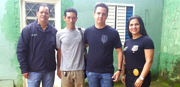 O eletricista Mário Ferreira Lima (camiseta cinza) e os policiais que o ajudaram