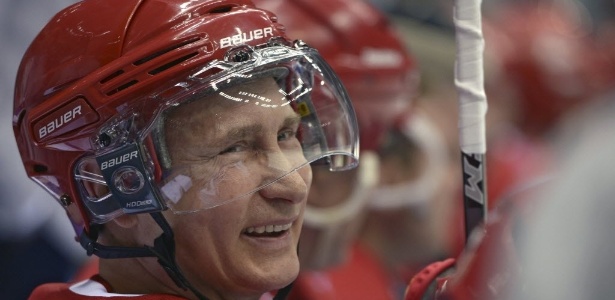 O presidente russo, Vladimir Putin, sorri enquanto participa de uma partida de hockey em um festival amador, em Sochi, na Rússia, em maio deste ano