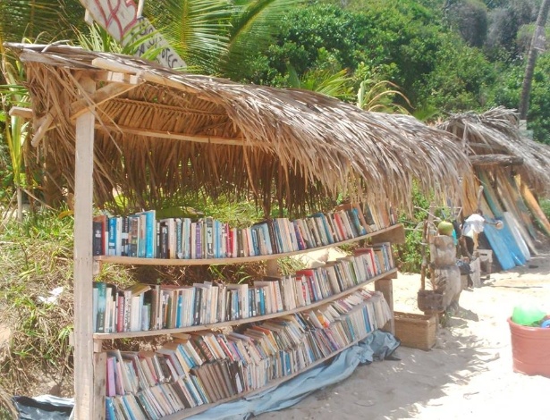 Biblioteca da Praia foi criada para oferecer leitura aos turistas que visitam o local