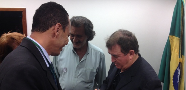 Cantor Amado Batista dá autógrafos a servidores da Câmara