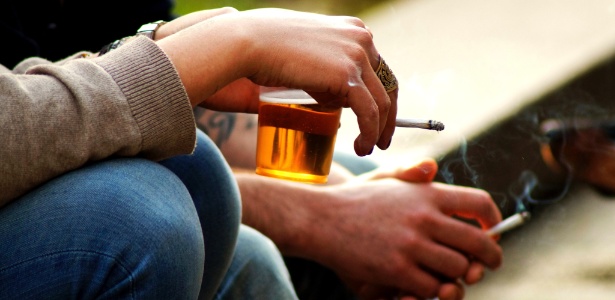 Fumante social fuma de vez em quando, geralmente com bebida alcoólica e amigos 