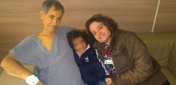 Kelly Mantovani (à direita), 21, posa com a irmã caçula e o pai, Jorge de Freitas Spínola, 57, que morreu em virtude de um câncer no intestino. Ele ficou internado durante 18 dias