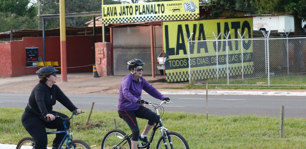 Dilma (à dir.) falou após pedalar por 45 minutos nas redondezas do Palácio da Alvorada