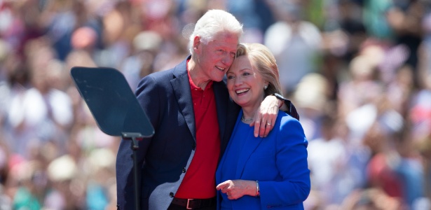 A pré-candidata à presidência pelo Partido Democrata, Hillary Clinton, abraça o marido, o ex-presidente Bill Clinton, após discurso de lançamento de sua campanha presidencial, em 13 de junho