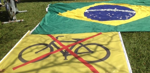 17.jun.2015 - Manifestantes colocam faixa com bicicleta em alusão a 'pedaladas fiscais' que atribuem à presidente Dilma Rousseff em frente ao TCU (Tribunal de Contas da União), em Brasília (DF)
