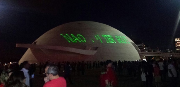 18mar2016---em-brasilia-manifestantes-contra-o-impeachment-da-presidente-dilma-rousseff-pt-projetam-a-frase-nao-vai-ter-golpe-no-museu-da-republica-atos-por-todo-o-brasil-dao-apoio-a-democracia-no-1458338912802_615x300.jpg
