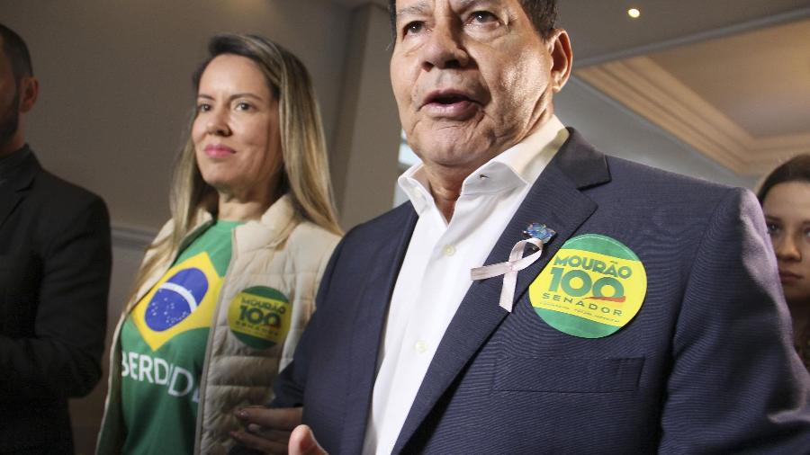 02.out.22 - General Mourão vota em zona eleitoral da cidade de Porto Alegre (RS) acompanhado de sua mulher Paula