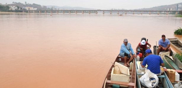 Pescadores de Colatina tentam retirar peixes de rio contaminado pela lama proveniente das barragens rompidas em MG