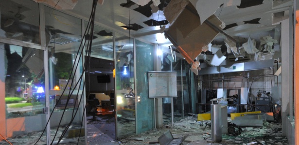 Os criminosos explodiram simultaneamente os caixas eletrônicos das agências do Banco do Brasil e Sicredi, em São Sepé