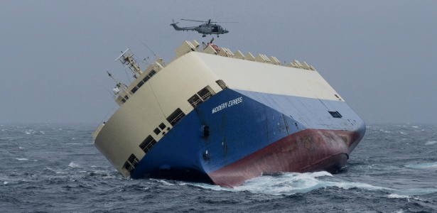 Autoridades tentam rebocar o cargueiro Modern Express para evitar um desastre ambiental
