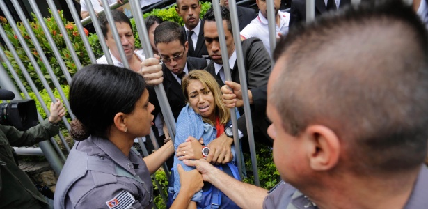 Nelson Antoine/Frame/Estadão Conteúdo Estudante atrasada passa entre as grades de faculdade em SP e é retirada - Nelson Antoine/Frame/Estadão Conteúdo