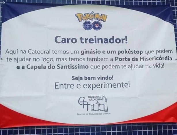 Cartaz convida os jogadores de Pokémon Go a jogar na Catedral São Dimas, em São José dos Campos (SP)