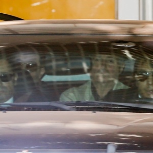 O ex-ministro Paulo Bernardo deixa o apartamento da mulher, a senadora Gleisi Hoffman (PT-PR) em um carro da Polícia Federal
