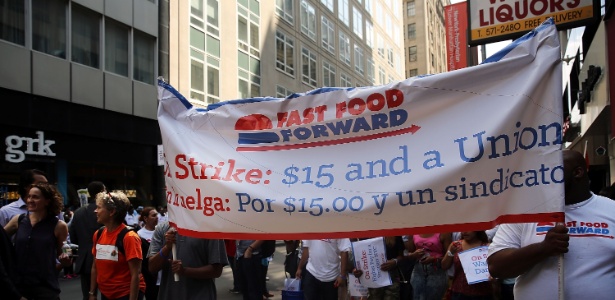 Funcionários e manifestantes protestam em frente a lojas das redes de fast food Wendy's e Burger King para exigir melhores pagamentos e o direito de formarem um sindicato, em 2013