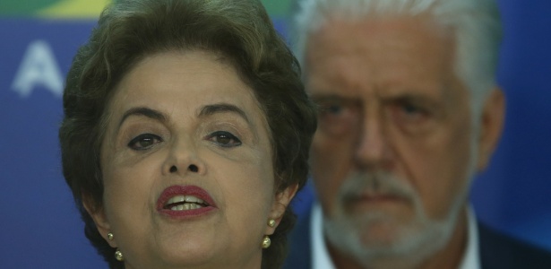 A presidente Dilma Rousseff discursa com Jaques Wagner ao fundo