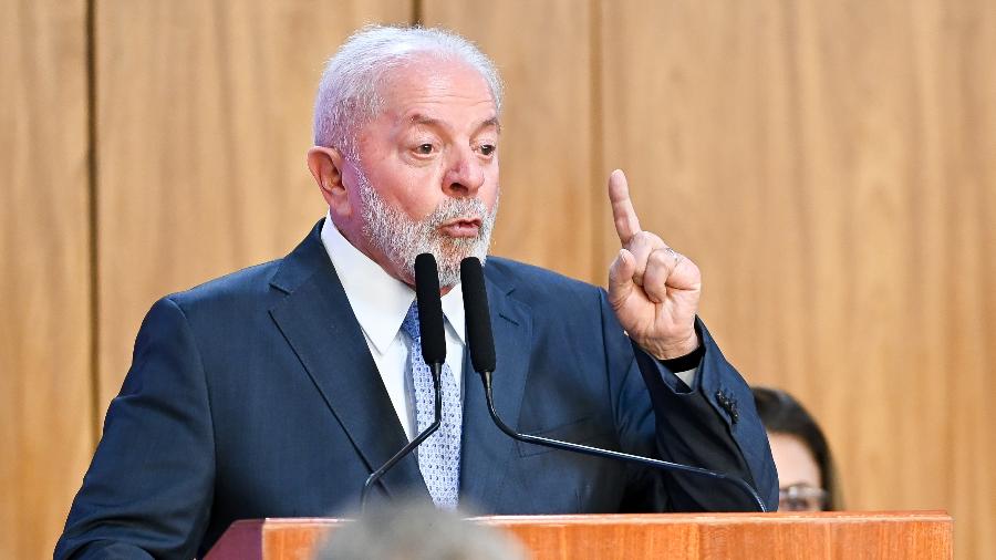 Lula (PT) em evento de sanção de lei que institui pensão especial aos órfãos em razão do crime de feminicídio
