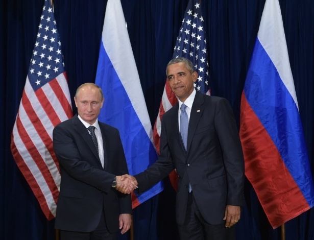 Barack Obama e Vladimir Putin se cumprimentam antes de reunião da Assembleia Geral da ONU, em Nova York, em setembro