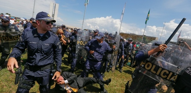 Manifestantes ligados ao movimento negro e integrantes de grupos pró-intervenção militar entram em confronto em frente ao Congresso
