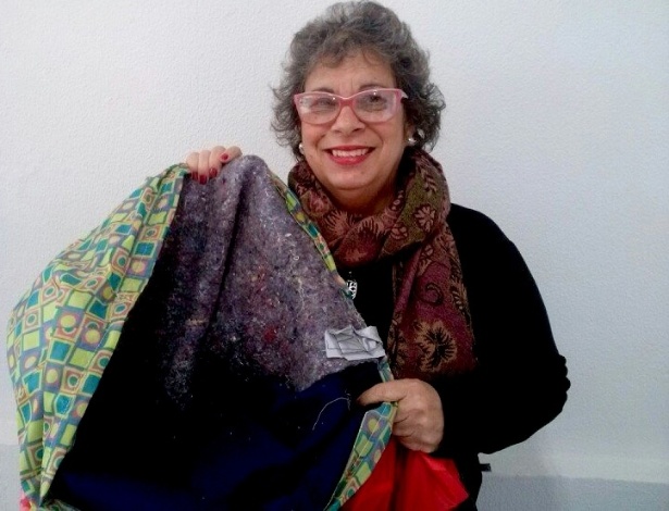 Lúcia Barreto exibe um dos sacos de dormir que fez para moradores de rua em Florianópolis