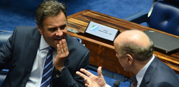 Aécio Neves e José Serra conversam no Senado em foto de 15 de março