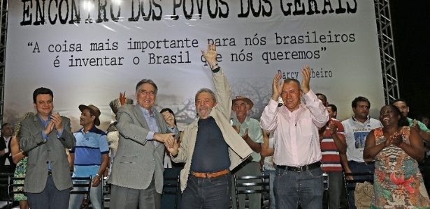 Ao lado de Fernando Pimentel (esq.), o ex-presidente Luiz Inácio Lula da Silva participa de evento em Montes Claros (MG) em 2015