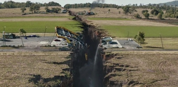 Cena do filme "Terremoto - A Falha de San Andreas" (2015), do diretor Brad Peyton