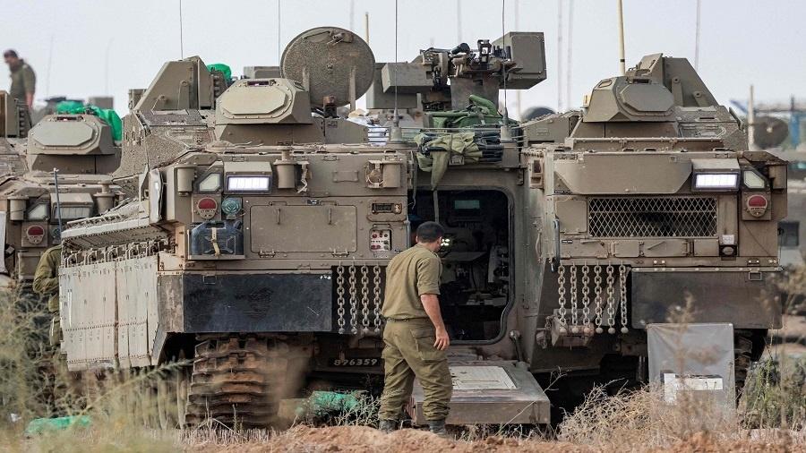 Qué es armored en Portugués? blindado