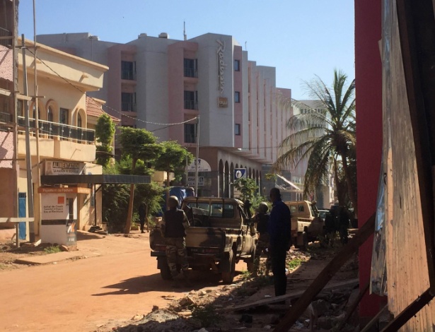 Tropas do Mali ficam de prontidão em frente ao hotel Radisson Blu, em Bamako