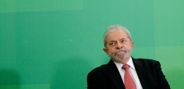 O ex-presidente Lula toma posse no cargo de ministro da Casa Civil durante cerimônia no Planalto; nomeação foi suspensa