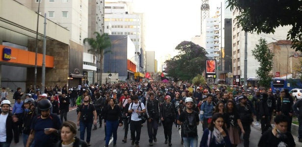 Manifestantes decidem seguir com protesto contra Temer em SP - Flávio Costa/UOL