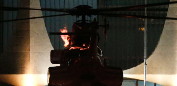 21.set.2015 - Helicóptero usado por Dilma soltou labaredas antes de decolar