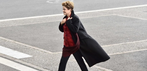 A presidente Dilma Rousseff chega no pavilhão da COP-21, na França
